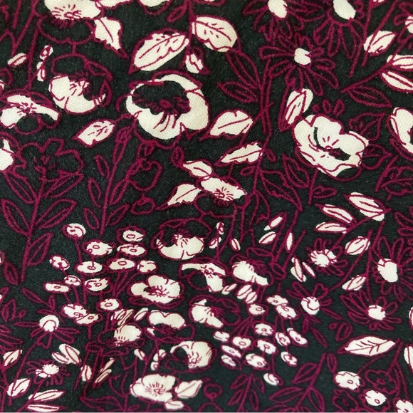 Banana Republic Factory - Black, White, Burgundy Floral Design Tank Size Large - Picture 4 of 4